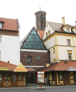 Wejście zachodnie do lubańskich sukiennic (fot. T. Bernacki)