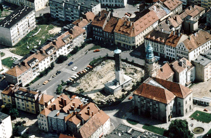 Rozpoczynają się prace archeologiczne na lubańskim Rynku (wycinek z fot. zb. UM Lubań)