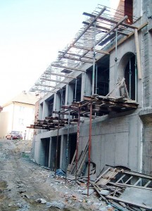 Wznoszenie kamienic wraz z elementami konstrukcyjnymi sukiennic (fot. zb. UM Lubań)
