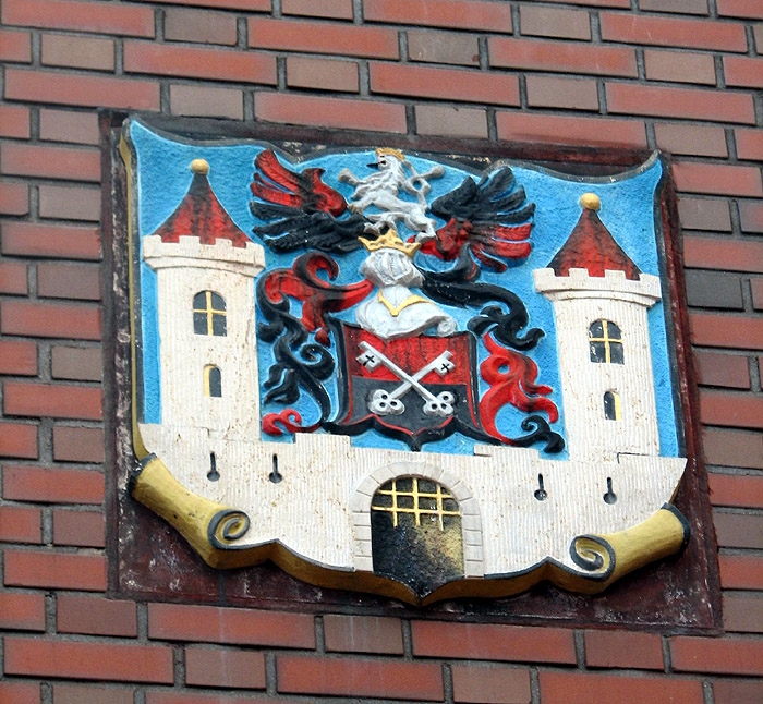 Herb miejski na elewacji zachodniej nowego Domu Kupieckiego (fot. J.Skierska).