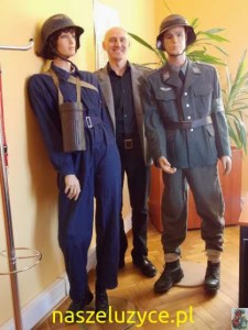 Tomasz Bernacki z eksponatami SMGŁ