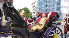 Burmistrz Arkadiusz Słowiński w stylowej Karecie podczas Dnia Aktywnej Rodziny (dni Lubania 2014) 