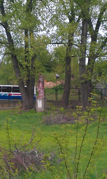 Pomnik świętej na terenie ogrodu Magdalenek - lipiec2014