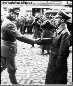Ferdynanda Schörner s kłada meldunek Goebelsowi wizytującemu jego oddziały w Lubaniu. Foto zrobiono na lubańskim rynku w marcu 1945 r