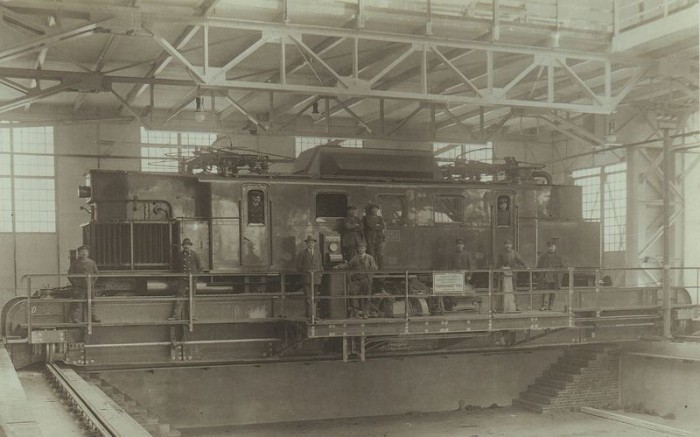 Elektrowóz ŚKG na suwnicy w ZNTK 