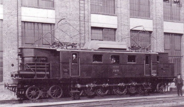 Elektrowóz ŚKG przed jedną z hal w ZNTK