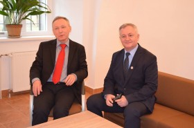dr. Janusz Gołaszewski i Starosta Bolesławiecki Dariusz Kwaśniewski w nowej siedzibie oddziału Archiwum Państwowego