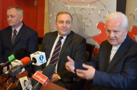 od lewej Starosta Bolesławiecki, minister Grzegorz Schetyna i ks.bp Franjo Komarica