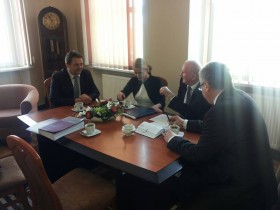 W spotkaniu uczstniczyli (od lewej) Burmistrz A. Słowiński, Prezes Iwona Krawczyk, Skarbnik Miasta Marian Zwierzański i z-ca Burmistrza Mariusz Tomiczek.