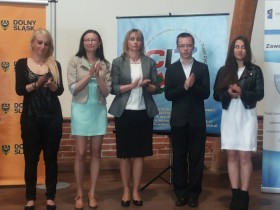 Dyr. Aleksandra Kliś ze swoimi uczniami