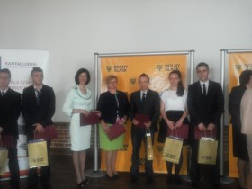 Dyr. Marta Czarniecka z uczniami Mickiewicza