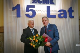 Gratulacje z okazji jubileuszu Spółki Michałowi Turkiewiczowi składa Wójt Siekierczyna i Przew. Zgromadzenia Zw. Gmin Kwisa Janusz Niekrasz