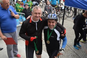 Starosta Bolesławiecki Dariusz Kwaśniewski z jednym z uczestników rajdu