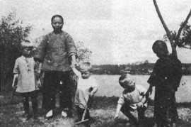 3. Dzieciństwo w Chinach. Hartmann kuca