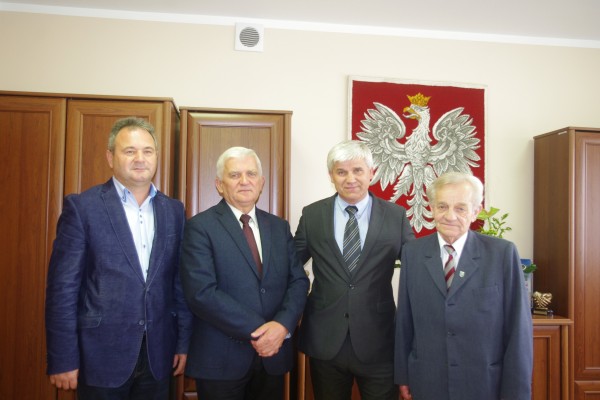 Od lewej: z-ca Wójta Gminy Siedlec Hieronim Birk, Wójt Gminy Siekierczyn Janusz Niekrasz, Wójt Siedlca Jacek Kolasiński i Przewodniczący Rady Gminy Siekierczyn Andrzej Kuźniar.