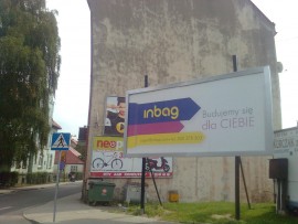 Baner zachęcający do najmu lokali handlowych w galerii (ul. Lwówecka)