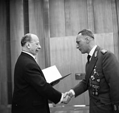 Przewodniczący Rady Państwa NRD Walter Ulbricht wręcza Heinzowi Keßlerowi nominację na stopień generała-pułkownika, 1 marca 1966