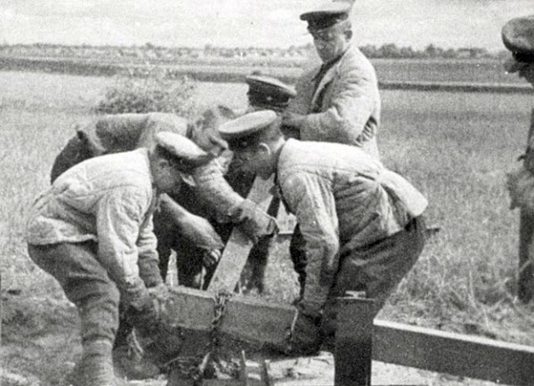 Niszczenie słupów granicznych