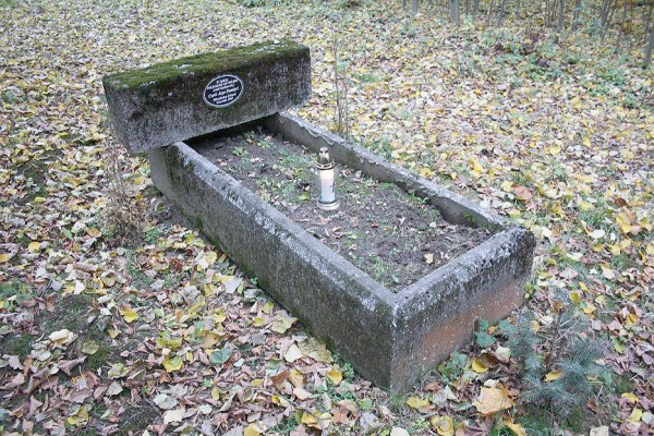 Grób nieznanego lotnika w Uboczu