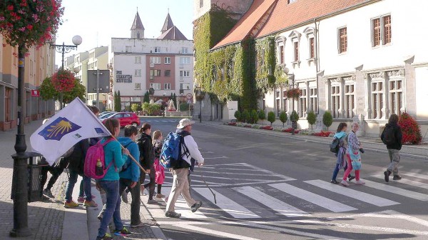 Lwówek Śl. - ks. Marek w czołówce.