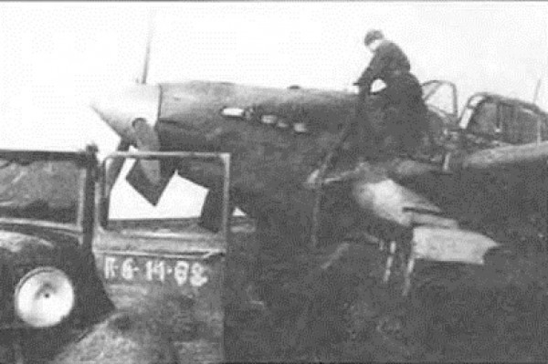 Samolot Ił-2 ze 141. PLSz gw. podczas tankowania na lotnisku polowym