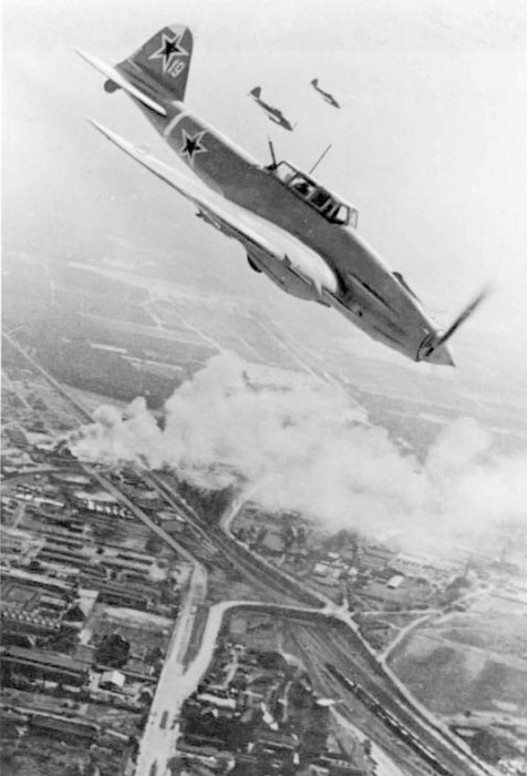 Eskadra samolotów Ił-2 podczas ataku