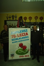 Prezesi z plakatem wydanym z okazji 70 - lecia Klubu (foto: Sławomir Piguła)