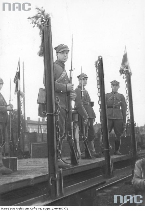 Zajęcie Cieszyna, 1938r. Żołnierze polscy z francuskimi karabinami Lebel wz. 86/93