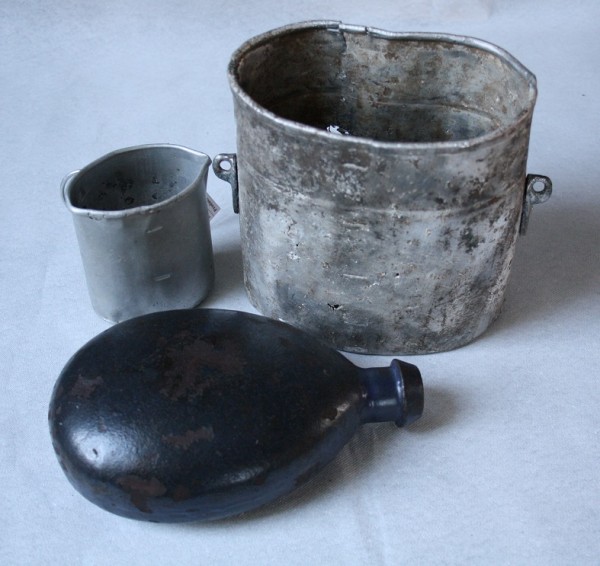 Niemiecki ekwipunek kuchenny z okresu I. WŚ, w tym menażka spod Lubania