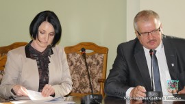 Nadzorujący miejską oświatę - wiceburmistrz Mariusz Tomiczek oraz Anna Zawłocka, podczas sesji RM Lubania
