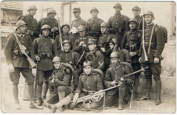 Pododdział z 51.PP Strzelców Kresowych z francuskim ekwipunkiem i uzbrojeniem; lata 20-te