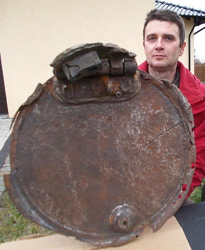 Autor z odnalezionym włazem z czołgu T-34/85