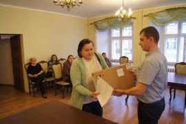 Mieszkańcy Gminy Leśna odbierają od samorządu nowe komputery i modemy do bezpłatnego internetu.