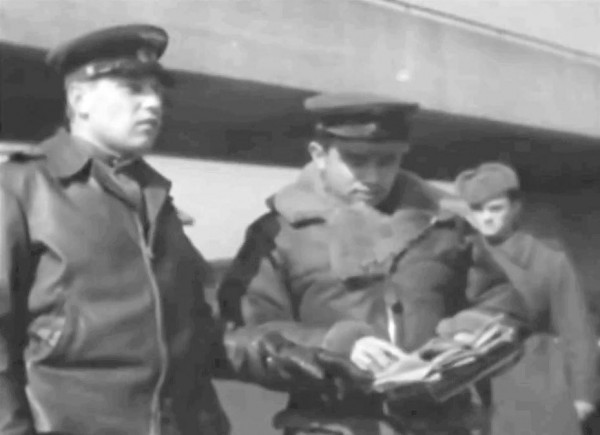A. Pokryszkin na autostradzie Berlin-Wrocław pod Osłą; marzec 1945r. – kadr z filmu Aleksander Pokryszkin ЦСДФ 1945