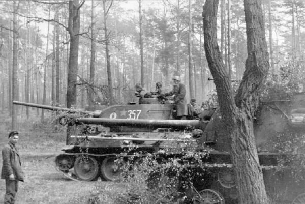 Czołg T-34/85 z atakującej Lubań 56. Brygady Pancernej Gwardii, Niemcy wiosna 1945r.