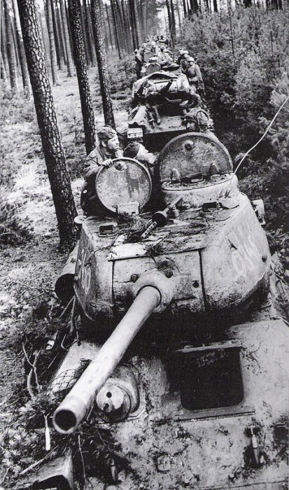 Kolumna czołgów T-34/85 z 7.Korpusu Pancernego Gwardii; Niemcy, IV.1945r.