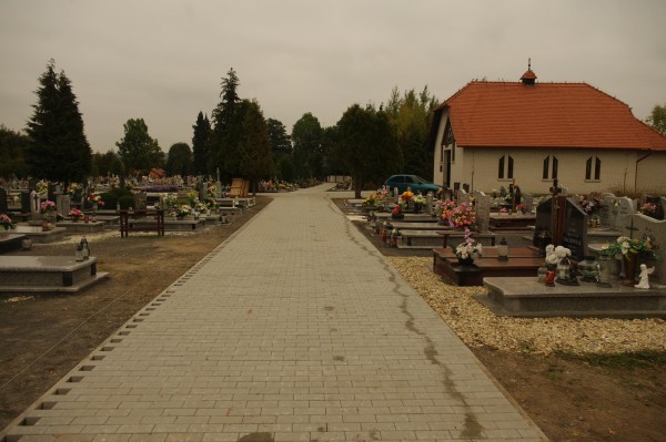 Nowe alejki na cmentarzu - Zaręba