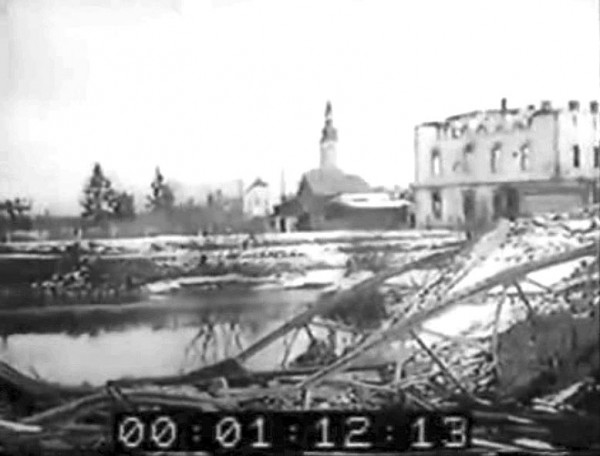 Lubań 1945, zniszczony most na Kwisie przy ul.Różanej, kadr z niemieckiej kroniki filmowej