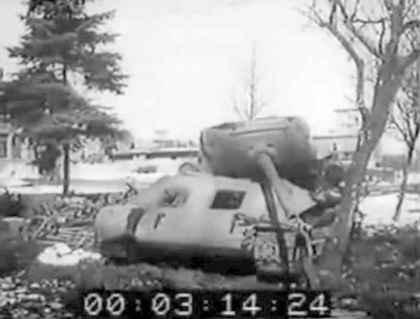 Lubań 1945 zniszczony czołg T-34/85 przy zakładam GEMA Werke, kadr z niemieckiej kroniki filmowej