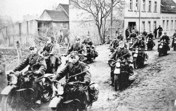 Motocykliści 2 armii WP podczas walk w Łużycach