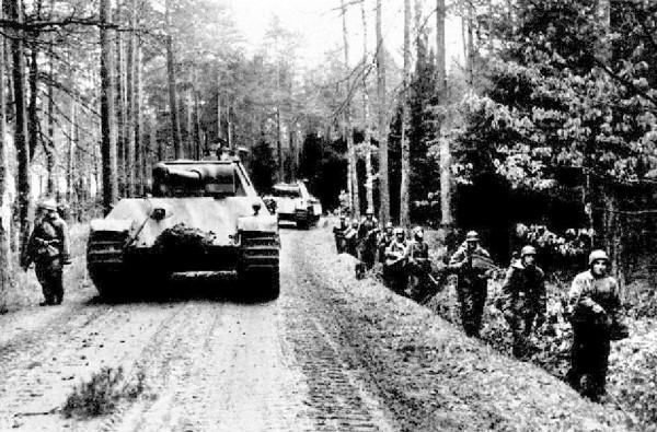 Oddziały dywizji H. Goering 10 km na północ od Goerlitz