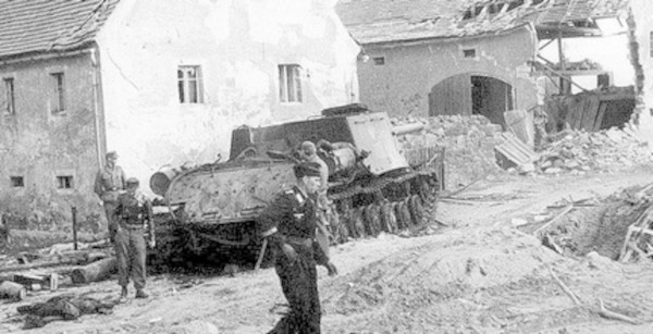 Oficerowie sztabu dywizji H. Goering we wsi Kleinwelka na północ od Budziszyna – IV.1945 r.