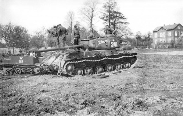 Rozbity czołg ciężki IS-2 z 1 korpusu pancernego w rejonie Kleinwelka