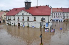 Leśna przeszła dwie ogromne powodzie. Woda zniszczyła większość dróg i mostów oraz zalała setki gospodarstw domowych. Dzięki promesom, w poprzednich latach udało się część gminy odbudować. Tym razem Wojewoda szansę dla Leśniej odrzucił.