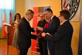 Starosta Czarnecki odbiera promesę od Wojewody Dolnośląskiego