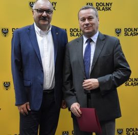 Dotację dostał również samorząd Mirska. Na zdjęciu Marszałek Przybylski z burmistrzem Mirska Andrzejem Jasińskim.