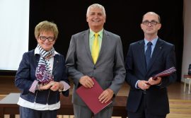 Wójt Zbigniew Hercuń odbiera dotację z rąk Wicemarszałek Ewy Mańkowskiej