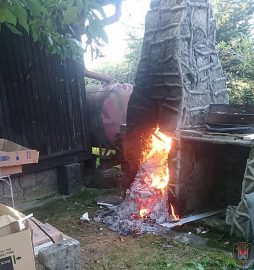 "Pomysłowy" działkowicz palił swoje śmieci w grillu