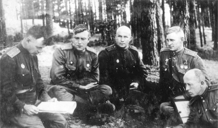 3-piloci-144-plsz-gw-arciasznikow-drugi-z-prawej-1944-r