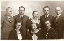 Zygmunt Kulig (w gronie rodzinnym, stoi drugi od lewej) fot. z r. 1930
